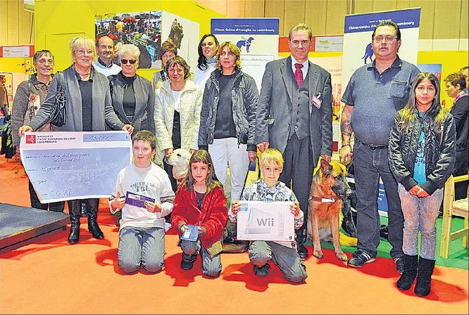 Bild: Gruppenfoto bei der Scheck- und Preisberreichung