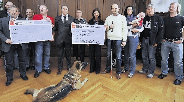 Foto: Gruppenbild bei der Scheckberreichung