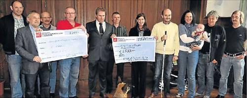 Bild: Gruppenbild bei der Scheckberreichung