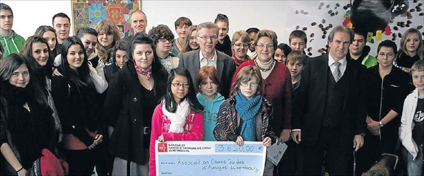 Gruppenfoto bei der Scheckberreichung